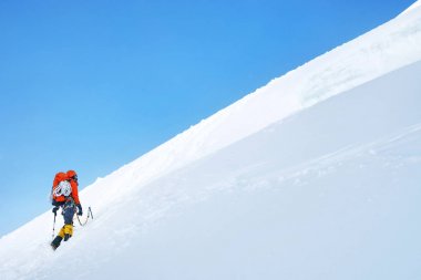 Mountaneer Mont Blanc karlı bir sırt tırmanıyor, Fransa. Enterpris