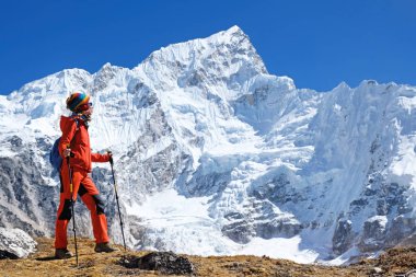 Dağlarda yürüyen mutlu yürüyüşçü, özgürlük ve mutluluk, dağlarda başarı. Himalayalar, Everest Ana Kampı trek, Nepal)