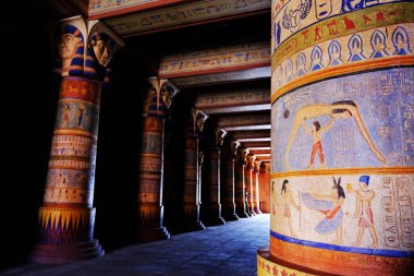 Antik Mısır sahnesi. Eski bir Mısır tapınağındaki sütunlar üzerindeki hiyeroglif oymalar.