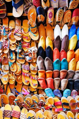Sokak pazarı, Chefchaouen, Morocco. Renkli Fas slipperies