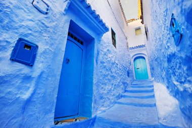 Chefchaouen geleneksel Fas mimari detayları, mavi duvarlar, ayrıntılar, renkli saksılar ve ev eşyaları ile Fas mavi şehir medine
