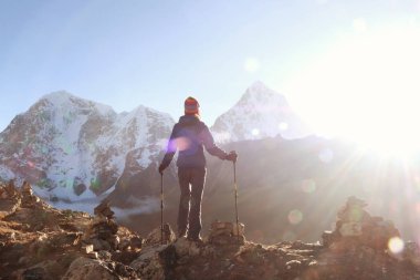 Dağlarda yürüyen mutlu yürüyüşçü, özgürlük ve mutluluk, dağlarda başarı. Himalayalar, Everest Ana Kampı trek, Nepal