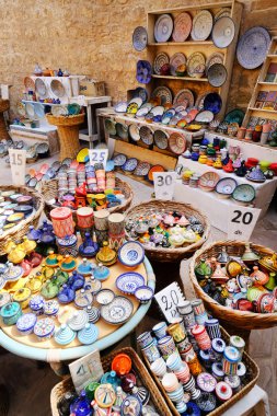 Medine Fez, Fas Afrika geleneksel Fas piyasada seramik sanatı ile renkli el sanatları Mağazası 