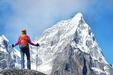 Genç kız dağcı manzara manzarasının keyfini dağ zirvesine ulaşır. Başarı, özgürlük ve mutluluk, dağlarda başarı. Tırmanma sporu konsepti.