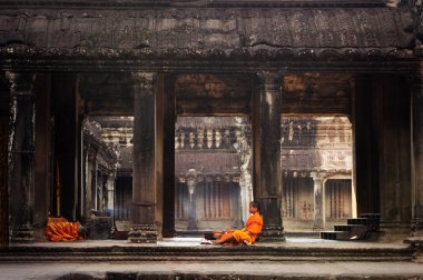Siem Reap Kamboçya Angkor Wat Tapınağı'nda bir keşiş derin derin düşünür