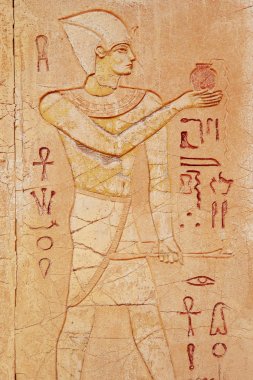 Eski Mısır hiyeroglifleri taşa oyulmuş. Eski Mısır sahnesi, mitoloji. Mısır tanrıları ve firavunları.