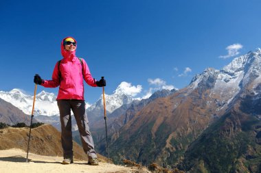 Dağlarda yürüyen mutlu yürüyüşçü, özgürlük ve mutluluk, dağlarda başarı. Himalayalar, Everest Ana Kampı trek, Nepal