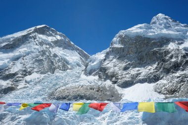 Everest ana kampı. Nepal bayrakları ile dağ manzarası. Milli Park