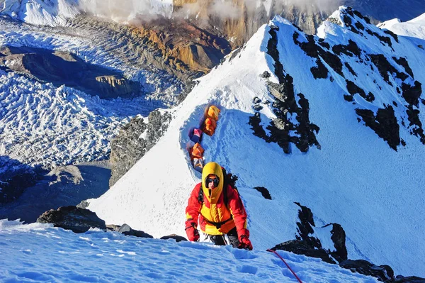 登山者到达山顶。成功、自由和幸福，在山中的成就. — 图库照片