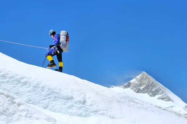 Альпинист достигает вершины горы. Альпинист на леднике. Успех, свобода и счастье, достижения в горах . — стоковое фото