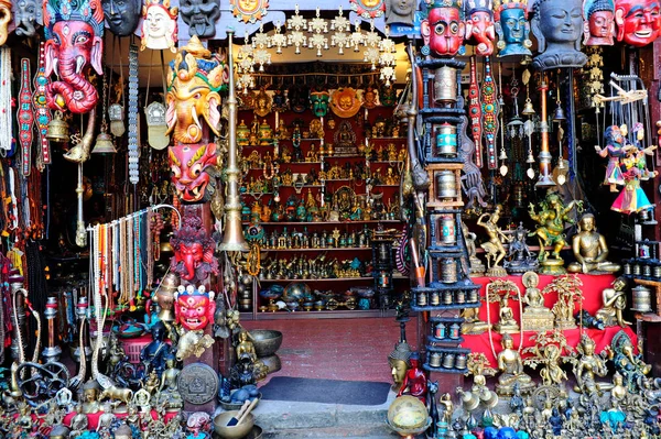 Színes faragott fa maszkokat árulnak a hagyományos bolhapiacon Thamelben, Kathmanduban, Nepálban. — Stock Fotó