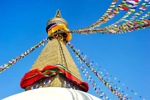 Banderas de oración ondeando en la Stupa Boudhanath. símbolo de Katmandú, Nepal . —  Fotos de Stock