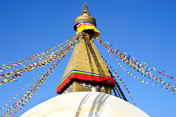 Flagi modlitewne na stupy Boudhanath. symbol z Katmandu, Nepal. — Zdjęcie stockowe