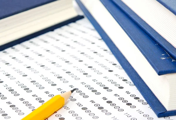 Antwoordblad en potlood voor examen. Education concept — Stockfoto