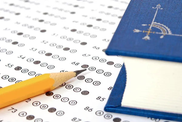 Antwoordblad en potlood voor examen. Education concept — Stockfoto