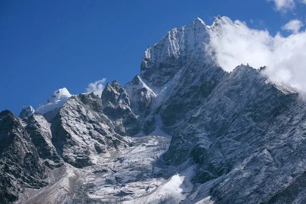 Cumbre de la montaña del Himalaya sobre las nubes —  Fotos de Stock