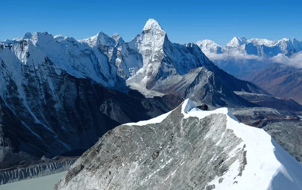 Widok na AMA Dablam w regionie Everest w Hijak, Nepal — Zdjęcie stockowe