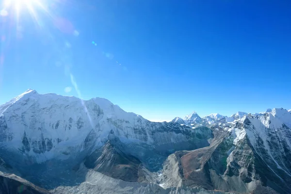 Vista panoramica sulle vette del Parco Nazionale del Nepal. Regione delle montagne più alte del mondo . — Foto Stock
