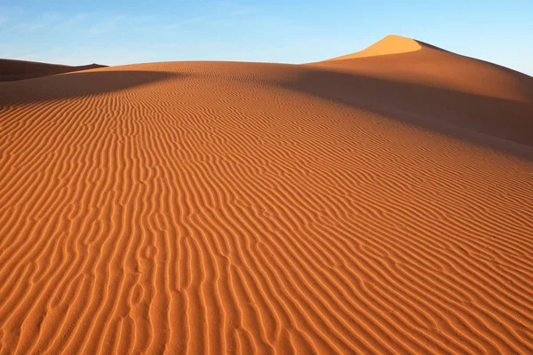 Zandduinen in de Sahara woestijn. Merzuga, Marokko — Stockfoto