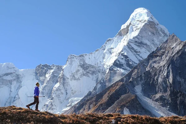 Young Man Climber bereikt de top van Mountain Peak genieten van het landschap uitzicht. Succes, vrijheid en geluk, prestatie in bergen. Klimsport concept. — Stockfoto