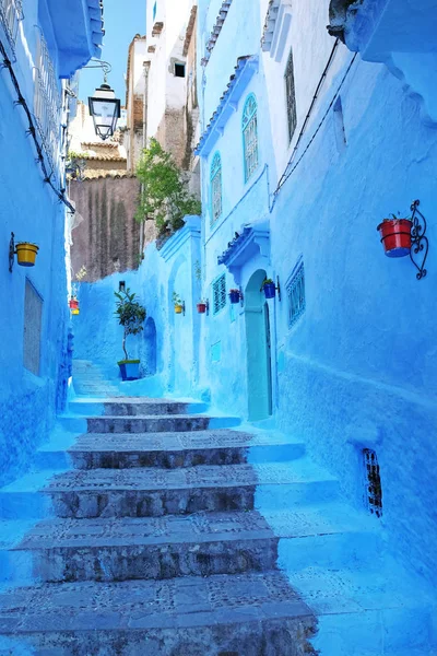 Típica hermosa arquitectura marroquí en Chefchaouen medina ciudad azul en Marruecos con paredes azules, detalles, macetas de colores y artículos para el hogar — Foto de Stock