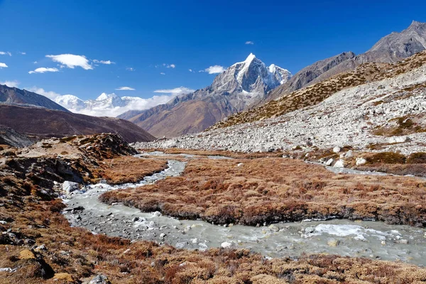 Paisaje colorido con altas montañas del Himalaya, hermoso río curvo, bosque verde, cielo azul con nubes y luz solar amarilla al atardecer en verano en Nepal — Foto de Stock