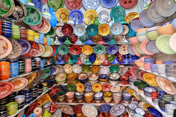在摩洛哥非斯的麦地那的传统摩洛哥市场上的陶瓷艺术五颜六色的工艺品店, 在非洲 — 图库照片