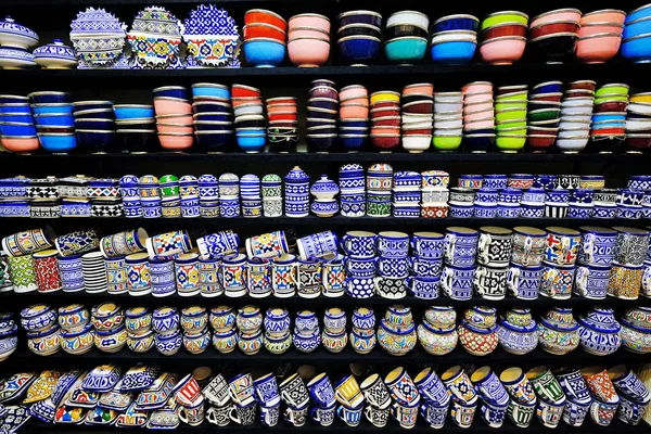 Magasin d'artisanat coloré avec art céramique sur un marché marocain traditionnel dans la médina de Fès, Maroc en Afrique — Photo