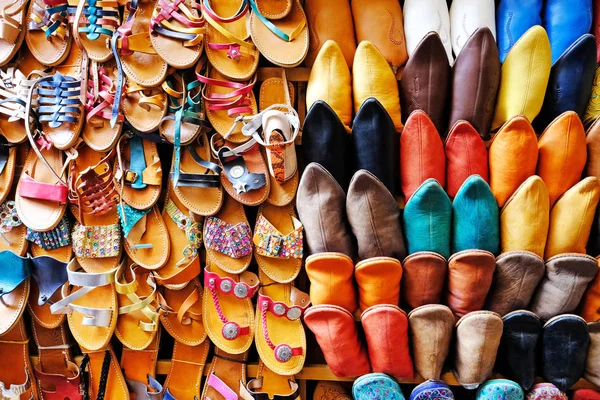 Sokak pazarı, Chefchaouen, Morocco. Renkli Fas slipperies