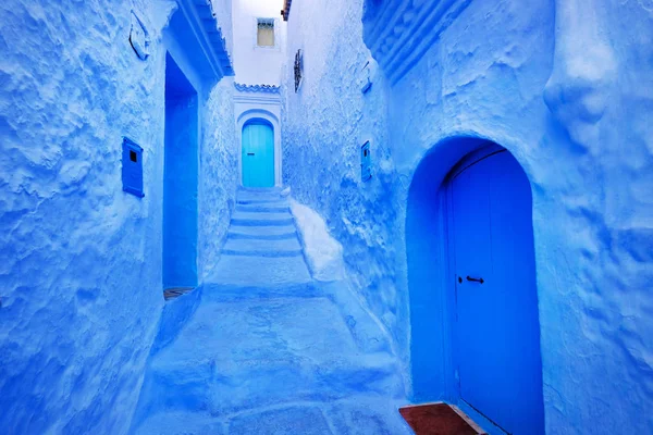 Détails architecturaux traditionnels marocains à Chefchaouen, médina de ville bleue au Maroc avec murs bleus, détails, pots de fleurs colorés et articles ménagersDétails architecturaux traditionnels marocains à Chefchaouen, Moroc — Photo