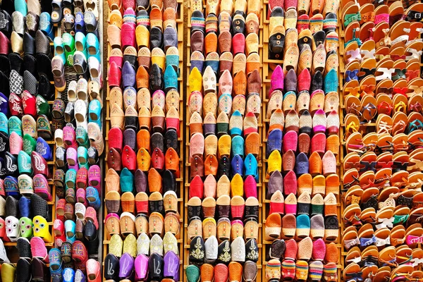 Marché de rue à Chefchaouen, Maroc. Des slipperies marocaines colorées — Photo