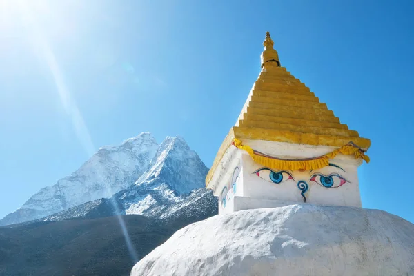 Stupa cerca del pueblo de Dingboche con banderas de oración y monturas Kangte, región del Everest en Nepal — Foto de Stock