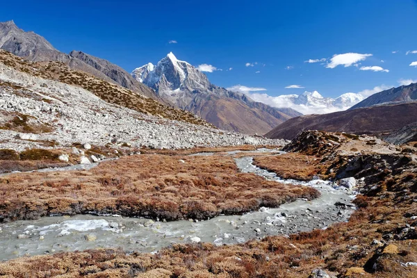 Yüksek Himalaya dağları, güzel kıvrımlı nehir, yeşil orman, bulutlar ve nepal yaz aylarında gün batımında sarı güneş ışığı ile mavi gökyüzü ile renkli manzara — Stok fotoğraf