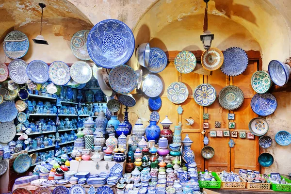 Magasin d'artisanat coloré avec art céramique sur un marché marocain traditionnel dans la médina de Fès, Maroc en Afrique — Photo