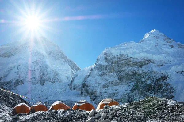 Campamento base del Everest. Everest pico de montaña - montaña más alta del mundo — Foto de Stock