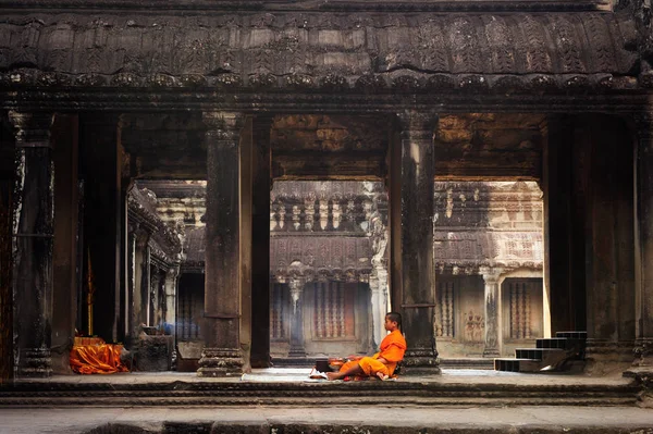 Un monje medita en el templo de Angkor Wat en Siem Reap Camboya —  Fotos de Stock