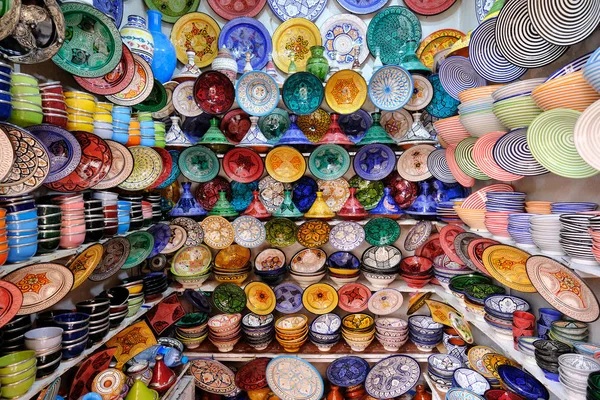 Colorful crafts shop with ceramic art on a traditional moroccan market in medina of Fez, Morocco in Africa — Stock Photo, Image