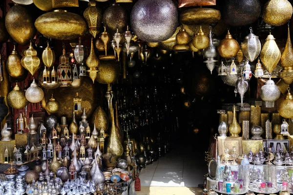Csodálatos hagyományos kézzel készített török lámpákat ajándékboltban, Marokkóban — Stock Fotó