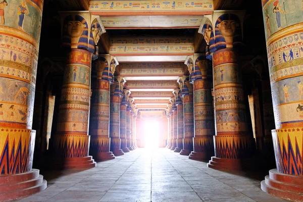 Antik Mısır sahnesi. Eski bir Mısır tapınağındaki sütunlar üzerindeki hiyeroglif oymalar. — Stok fotoğraf