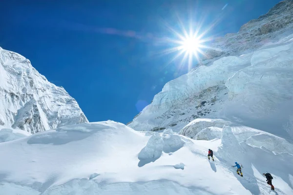 Wspinacze rosnąco na szczycie Everest, Nepal — Zdjęcie stockowe