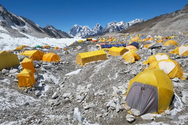 Základový tábor evererest. Vrchol hory Everest-nejvyšší hora na světě — Stock fotografie