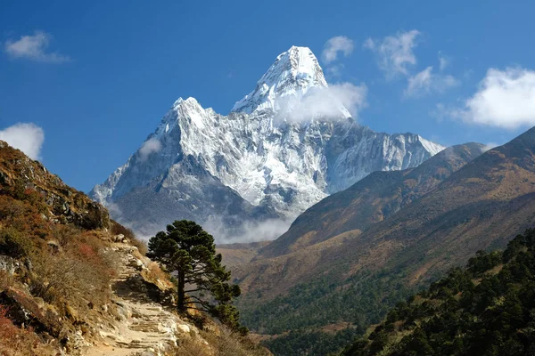 Widok na AMA Dablam na drodze do Everest Base Camp, Nepal — Zdjęcie stockowe