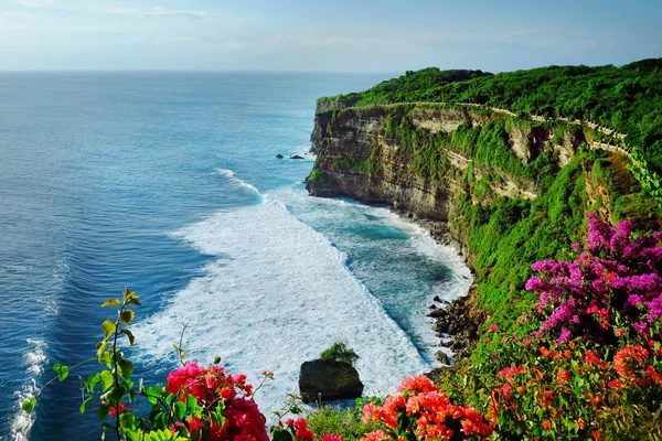 Vista del acantilado de Uluwatu con pabellón y mar azul en Bali, Indonesia — Foto de Stock