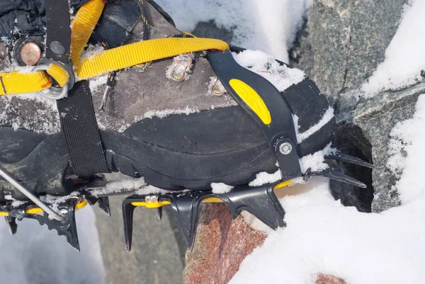 Close-up alpinist laarzen in stijgijzers op ijs. Klim concept Stockfoto