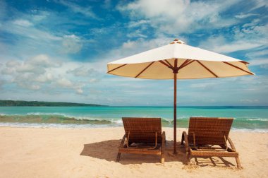 Deniz yakınındaki tropikal plajda sandalyeler, Tayland. Tatil arka plan.