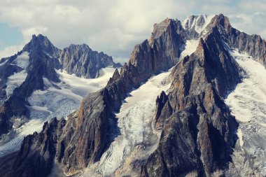 Petit Dru ve baca ve dumana benzer beyaz bir bulut, Chamonix, Fransa