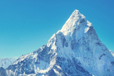 Dağ zirvesi Everest. Dünyanın en yüksek dağı.. 