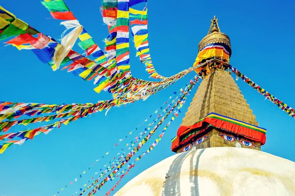 Тілесна стопа в Катманду з очима Будди та молитовними прапорами на прозорому блакитному фоні неба . — стокове фото
