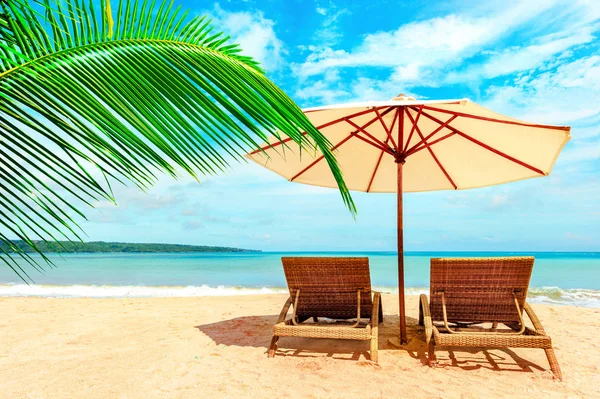Sillas en la playa tropical cerca del mar, Tailandia. Fondo de vacaciones . — Foto de Stock