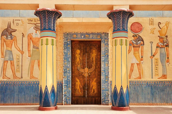 古代エジプトのシーン 古代エジプトの寺院の外壁に象形文字の彫刻 — ストック写真